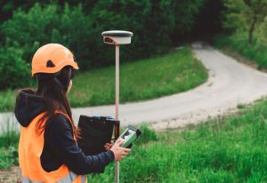 geomètre sur un terrain