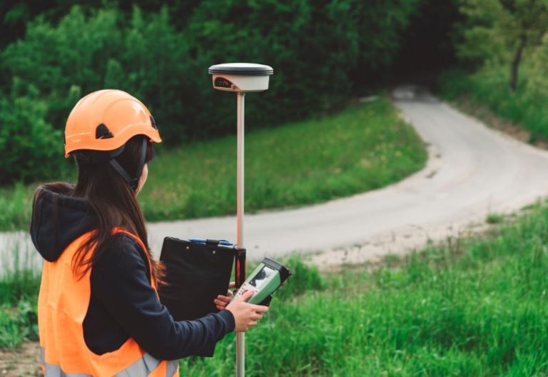 geomètre sur un terrain