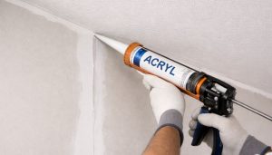 Application de mastic sur plafond et mur