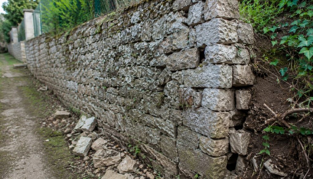 Mur en pierre dans le jardin rustique