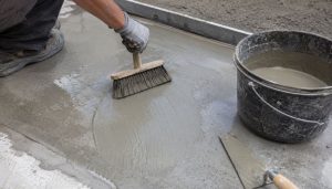 Travail de finition béton sur chantier