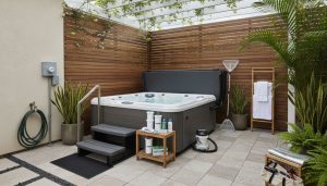 Quels accessoires indispensables pour installer un spa ? Installer un spa chez soi nécessite de prendre en compte plusieurs éléments essentiels. Pour garantir une expérience optimale, il est important de choisir des équipements qui favorisent le confort, améliorent la sécurité et facilitent l'entretien. Chaque accessoire joue un rôle important dans la création d'un environnement relaxant et agréable, permettant ainsi de profiter pleinement des bienfaits d'un spa à domicile. Les accessoires essentiels pour spa Investir dans des accessoires pour spa est essentiel pour maximiser le confort et la sécurité de votre espace de détente. Les équipements adaptés permettent non seulement d'améliorer l'expérience globale, mais aussi de garantir une utilisation optimale du spa. Parmi les différents accessoires, on trouve des éléments tels que des marches d'accès, des lève couvertures, et des appuis-tête ergonomiques, qui contribuent à rendre votre installation plus agréable et fonctionnelle. La qualité des accessoires choisis peut également avoir un impact significatif sur la durabilité et l'entretien de votre spa. Ainsi, il est judicieux de bien sélectionner des accessoires pour son spa afin de profiter pleinement de ces moments de relaxation. Pourquoi investir dans des accessoires de spa ? Les accessoires de spa ne sont pas seulement des luxes, mais des éléments qui jouent un rôle dans le bien-être et la sécurité des utilisateurs. En intégrant des équipements comme des tapis antidérapants et des couvertures de protection, on réduit les risques de chutes et on préserve la propreté de l'eau. De plus, des accessoires tels que des jets de spa et des repose-têtes apportent un confort supplémentaire, favorisant ainsi une expérience de relaxation optimale. Le choix d'accessoires de qualité peut également entraîner des économies à long terme, notamment grâce à une meilleure isolation qui réduit la consommation énergétique. Les différents types de spas et leur équipement Les spas se déclinent en plusieurs types, chacun nécessitant des accessoires adaptés pour répondre aux besoins spécifiques des utilisateurs. Les spas rigides, par exemple, bénéficient d'accessoires tels que des habillages en matériaux durables et des options de mobilier pour une intégration harmonieuse dans l'environnement. En revanche, les spas gonflables peuvent nécessiter des équipements plus légers et facilement transportables. Quel que soit le type de spa choisi, il est important de sélectionner des accessoires qui correspondent au type d'utilisation prévu, pour la détente, la convivialité ou l'entretien. Cela garantira une expérience personnalisée et agréable pour tous les utilisateurs. Les équipements de sécurité et protection Les équipements de sécurité pour un spa sont essentiels afin de garantir une utilisation sans risque. Les couvertures thermiques et bâches de protection jouent un rôle primordial dans la préservation de la chaleur de l'eau et la protection contre les débris extérieurs. En 2026, ces accessoires sont conçus pour être à la fois pratiques et durables, permettant d'éviter les pertes de chaleur qui peuvent augmenter significativement les coûts énergétiques. De plus, une couverture de spa contribue à assurer la sécurité des enfants et des animaux, en empêchant les accidents d'immersion. Les modèles les plus récents sont souvent équipés de systèmes de fermeture sécurisée pour éviter tout accès non autorisé. Couvertures thermiques et bâches de protection Les couvertures thermiques sont spécialement conçues pour maintenir la chaleur de l'eau tout en réduisant l'évaporation. En optant pour une bâche de protection, vous protégez votre spa des intempéries et des polluants extérieurs. Ces accessoires sont disponibles en différentes tailles et matériaux, assurant ainsi une adaptabilité à la plupart des modèles de spa. En plus de leur fonction isolante, ces couvertures sont également esthétiques, permettant d'harmoniser votre espace extérieur tout en offrant une protection efficace contre les éléments. En 2026, certaines options incluent des fonctionnalités avancées, comme des systèmes de détection de chaleur pour optimiser la consommation énergétique. Marches d'accès et barres de soutien Les marches d'accès sont un accessoire de sécurité souvent sous-estimé, mais elles sont essentielles pour garantir une accessibilité facile et sécurisée à votre spa. Conçues avec des matériaux antidérapants, elles minimisent les risques de chutes, surtout pour les enfants et les personnes âgées. En 2026, les modèles disponibles sur le marché intègrent des designs modernes qui s'intègrent harmonieusement à l'esthétique générale de votre espace spa. Les barres de soutien, quant à elles, offrent un appui supplémentaire lors de l'entrée et de la sortie du bain, renforçant ainsi la confiance des utilisateurs dans leur utilisation. Ces accessoires sont souvent fabriqués avec des matériaux résistants aux intempéries, garantissant leur durabilité face aux éléments extérieurs. tmp7zyijf_h.jpeg Accessoires pour le confort et la détente Les appuis-têtes et coussins ergonomiques sont des éléments essentiels pour améliorer l'expérience de détente dans votre spa. Ces accessoires, souvent fabriqués à partir de matériaux de qualité comme la mousse souple ou le gel waterproof, offrent un soutien optimal pour la tête et le cou. Leur installation est généralement simple grâce à des ventouses antidérapantes ou des clips, permettant un ajustement facile selon vos préférences. Opter pour des modèles amovibles est une excellente idée pour garantir une hygiène optimale, surtout si plusieurs personnes utilisent le spa. De plus, ces appuis-têtes résistent aux produits chimiques tels que le chlore, assurant ainsi leur longévité et leur efficacité. Appuis-têtes et coussins ergonomiques En choisissant des appuis-têtes conçus pour s'adapter à la forme de votre corps, vous pouvez réduire la tension musculaire pendant vos moments de détente. Les coussins, quant à eux, ajoutent une couche de confort supplémentaire, ce qui rend chaque séance de spa encore plus agréable. Les accessoires bien conçus permettent également d'améliorer l'esthétique de votre espace, rendant l'environnement plus chaleureux et accueillant. Investir dans des équipements de confort est donc essentiel pour maximiser votre expérience de relaxation, surtout après une longue journée. Systèmes d'éclairage et ambiance sonore Les systèmes d'éclairage et l'ambiance sonore jouent un rôle significatif dans l'expérience de spa. Un bon éclairage peut transformer l'atmosphère de votre espace, permettant de créer une ambiance apaisante grâce à des lampes LED réglables ou des éclairages d'ambiance. En ajoutant des éléments comme des enceintes Bluetooth, vous pourrez écouter votre musique préférée ou des sons relaxants pour accompagner vos moments de détente. Ces options ne nécessitent souvent qu'une installation simple et peuvent être adaptées à vos envies, contribuant ainsi à un moment de relaxation qui allie confort et plaisir auditif. Outils d'entretien pour un spa toujours propre Pour garantir un spa toujours propre et agréable à utiliser, il est indispensable de se munir de kits de test et de traitement de l'eau. Ces outils permettent de surveiller la qualité de l'eau, en vérifiant des paramètres essentiels tels que le pH, le taux de chlore et l'alcalinité. Un bon équilibre chimique est nécessaire pour prévenir les irritations cutanées et assurer une expérience de baignade optimale. Les kits de test incluent souvent des bandelettes réactives faciles à utiliser, qui fournissent des résultats rapides et fiables, ce qui en fait un choix pratique pour les propriétaires de spa. Kits de test et traitement de l'eau Les traitements de l'eau sont également un aspect fondamental de l'entretien de votre spa. Ils incluent des solutions pour désinfecter l'eau, stabiliser le pH et éviter la prolifération des algues. Les produits chimiques tels que le chlore et le brome sont couramment utilisés pour maintenir une eau saine. En intégrant un système de filtration adéquat, vous contribuez à la clarté et à la propreté de l'eau, rendant chaque baignade plus agréable. Aspirateurs et filtres pour spa Les aspirateurs pour spa sont des outils pratiques pour éliminer les débris et les impuretés qui peuvent s'accumuler au fond de votre installation. Ils sont souvent dotés de systèmes autonomes, permettant un nettoyage en profondeur sans effort manuel. En parallèle, les filtres de spa jouent un rôle essentiel dans le maintien de la propreté de l'eau. Ils retiennent les particules fines et doivent être nettoyés ou remplacés régulièrement pour garantir une filtration efficace. Un filtre en bon état optimise non seulement la qualité de l'eau, mais prolonge également la durée de vie de votre spa.