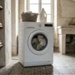Un lave-linge secoue sur le carrelage pendant l’essorage, avec du linge mal réparti dans le tambour.