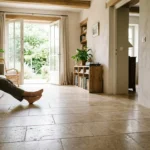 Un salon français au sol carrelé équipé d’un plancher rafraîchissant
