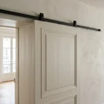 Porte coulissante en applique laissant un jour régulier près du mur