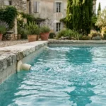 Des refoulements orientés vers la surface brassent l’eau d’une piscine pour aider à remonter son pH sans produit.